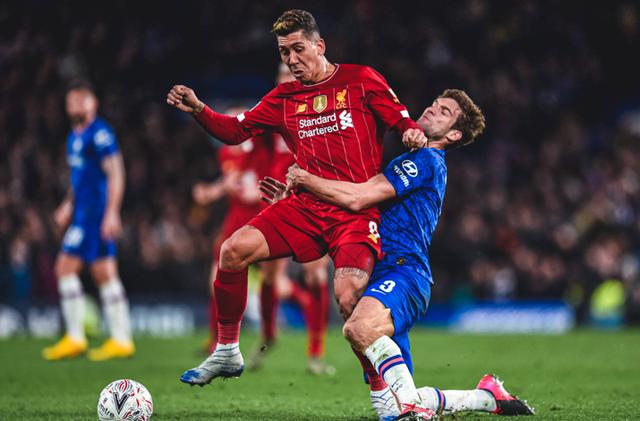 德州扑克心理战：如何通过故意展示底牌来诱导对手下一局的判断。（德州扑克心理博弈：刻意亮牌影响对手后续决策）