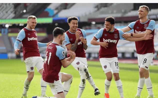 为什么捕手在投手投球前会用泥土摩搓手套以减少反光干扰